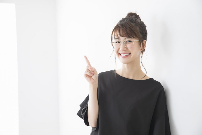 ポイントをさす女性
