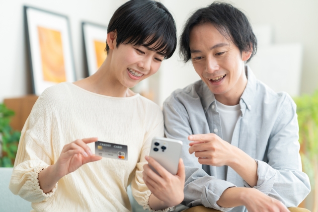 クレジットカードを見る夫婦